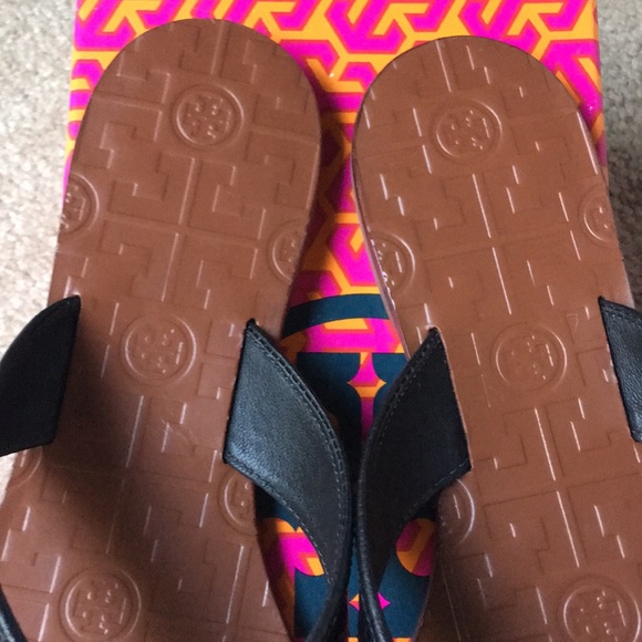 NIB Tory Burch Thora Black Tumbled Leather Sandals - Picture 3 of 7
